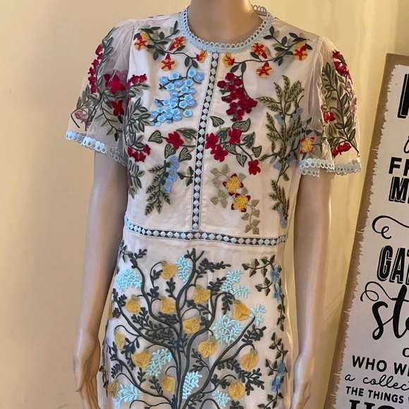 NWOT Cream Embroidered Anthropologie Style Dress Size Medium - Picture 2 of 10